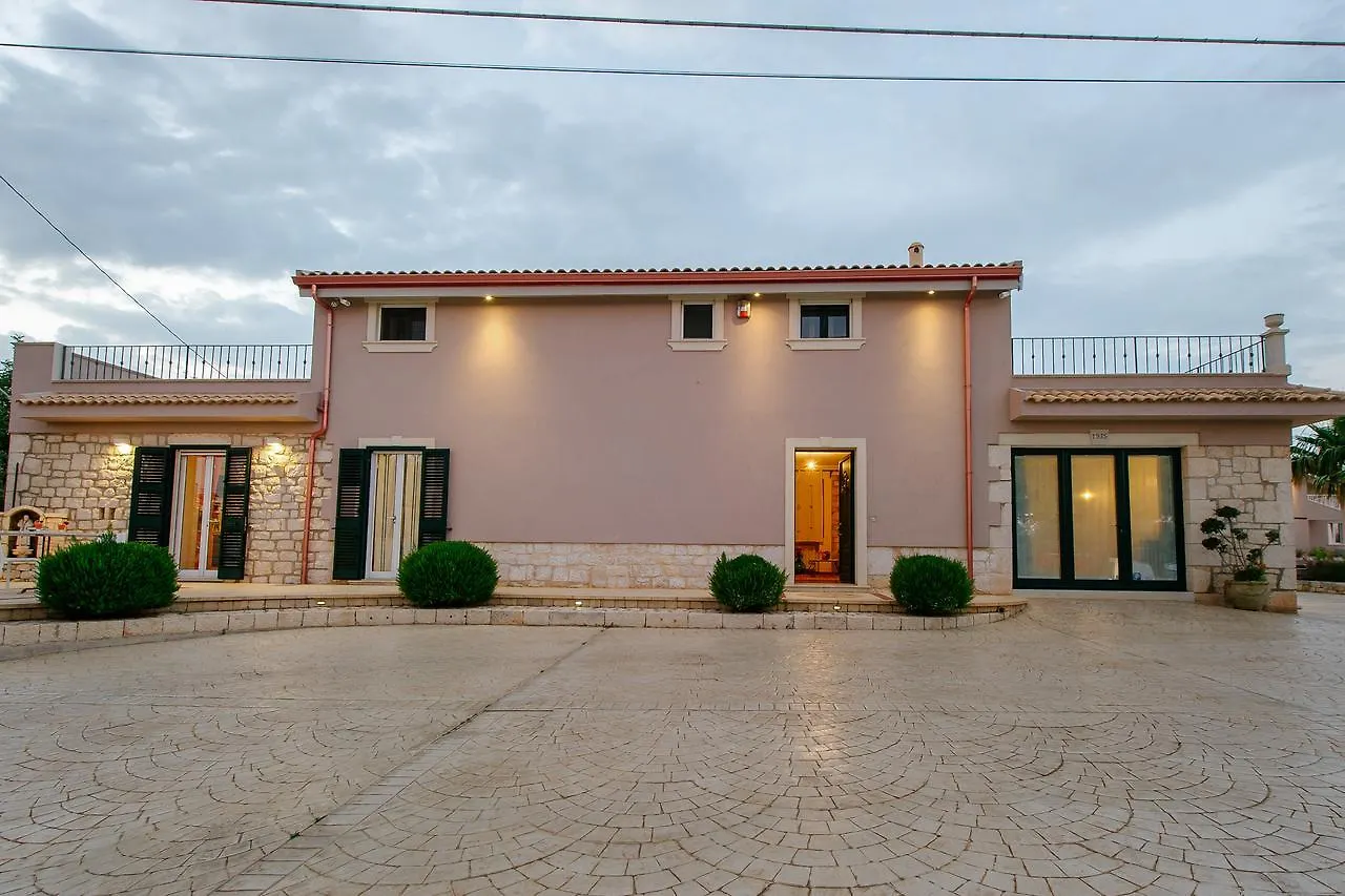 לינה וארוחת בוקר שיקלי Barokhouse